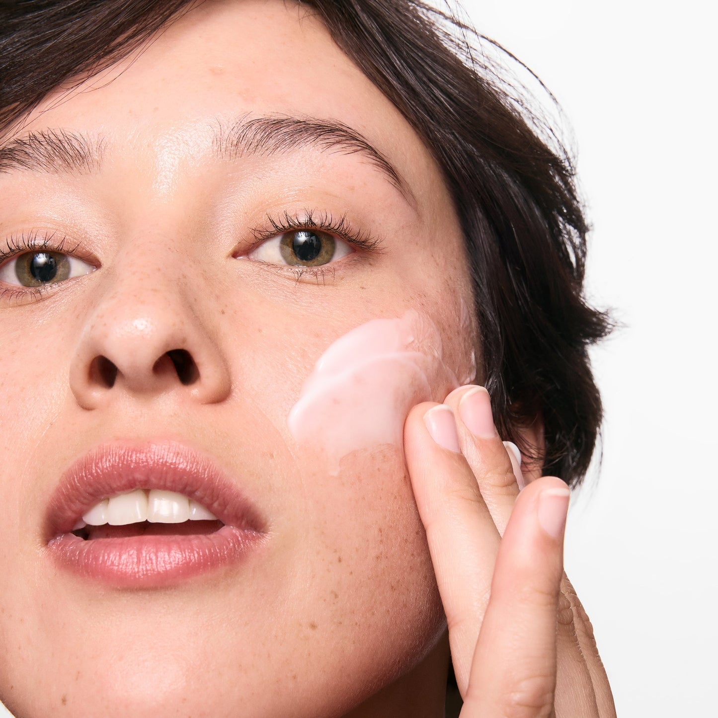 hydrating-cleanser-and-oil-free-moisturizer-duo-s1 01_LYDIA_12_APPLICATION_OMEGA_SUPERSIZE_036_1_8483aad9-c9a3-46f0-b735-539c739306ac.jpg