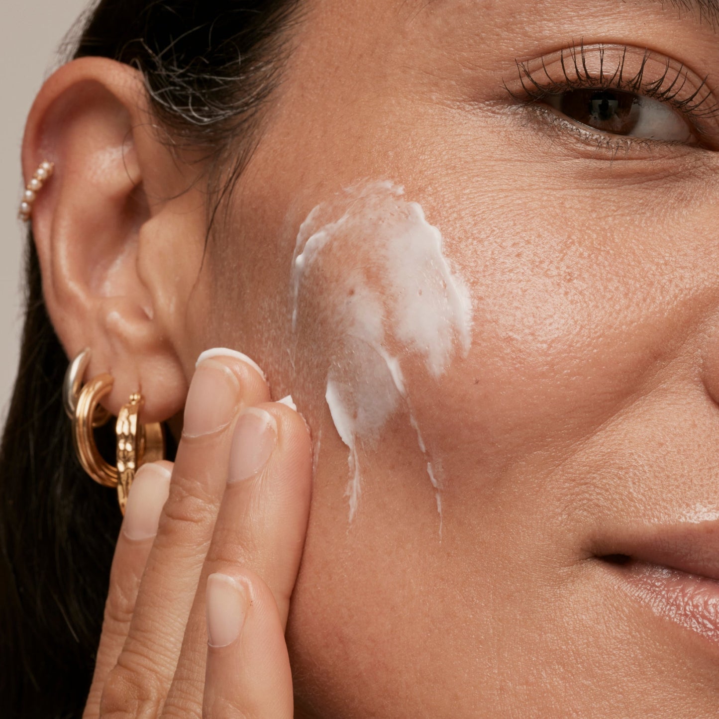 simple-skincare-cleanser-and-ceramide-moisturizer-duo-m2 INKEY_DTC_Bio-ActiveCeramide_Ppage_Model_02_dd0fc443-e441-4e82-ac65-ebe93c1b6365_1.jpg