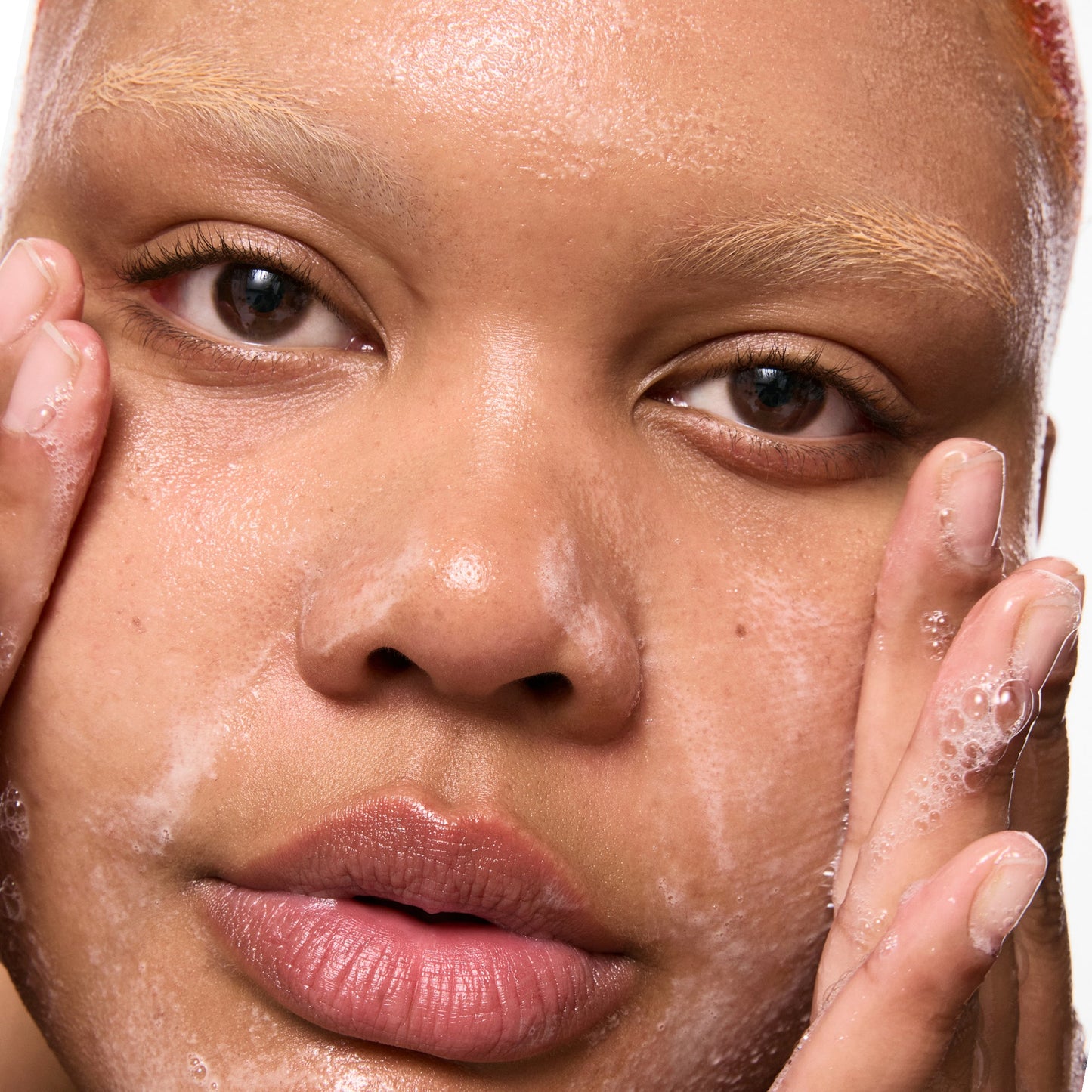 salicylic-acid-cleanser-duo-j4 Omega50_Model_2000x2000-1_ce0a3018-d6f0-4ed9-a17d-0096b80b29f6.jpg